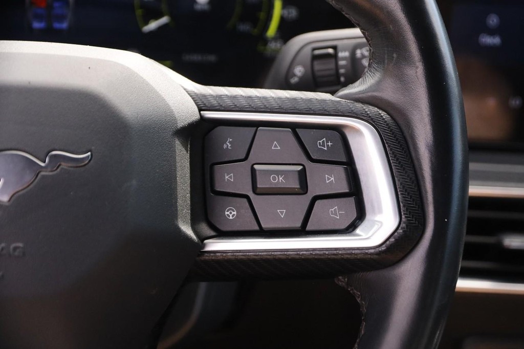 Ford Mustang Vehicle Full-screen Gallery Image 12
