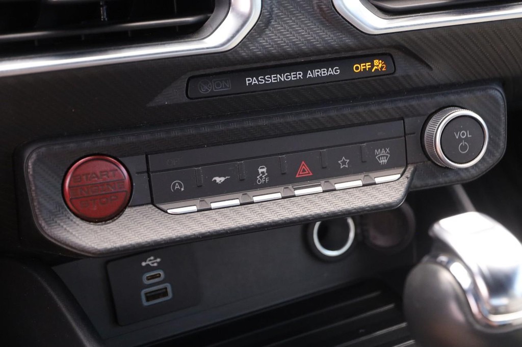 Ford Mustang Vehicle Full-screen Gallery Image 17