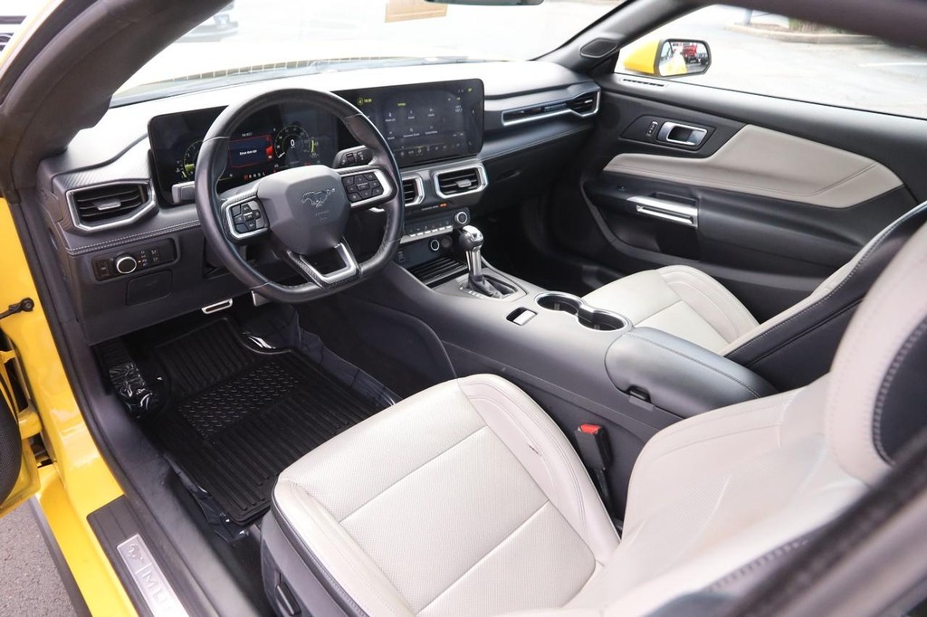 Ford Mustang Vehicle Full-screen Gallery Image 19