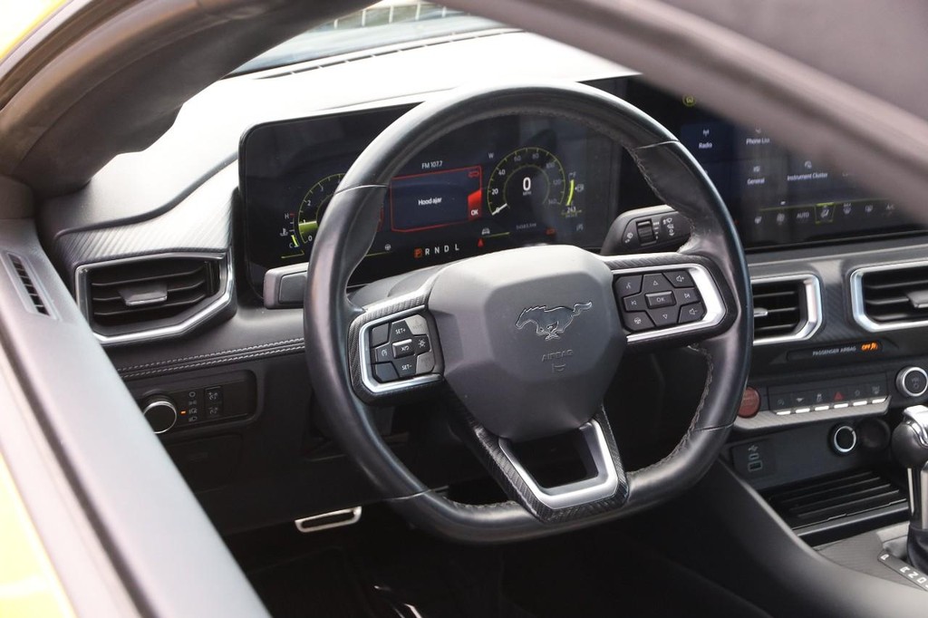 Ford Mustang Vehicle Full-screen Gallery Image 20