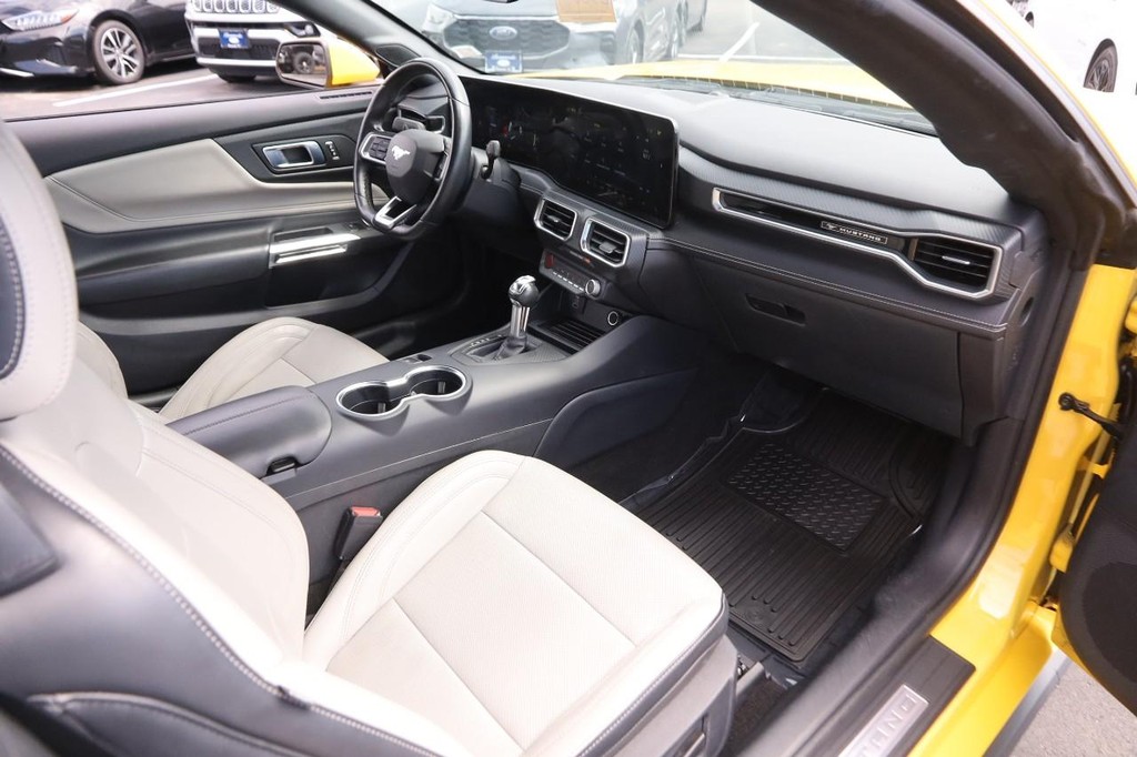Ford Mustang Vehicle Full-screen Gallery Image 21