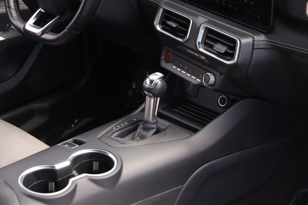 Ford Mustang Vehicle Full-screen Gallery Image 22