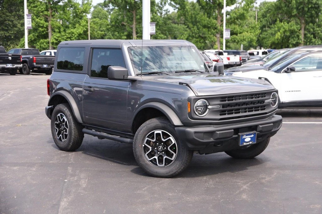 Ford Bronco Vehicle Full-screen Gallery Image 2