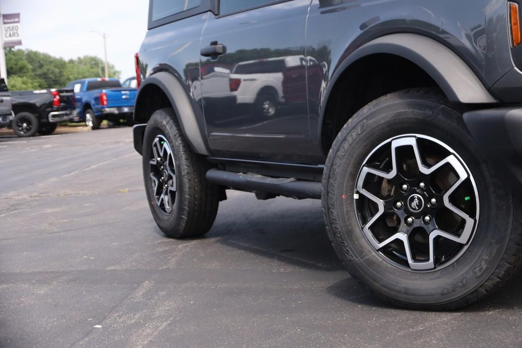 Ford Bronco Vehicle Full-screen Gallery Image 3