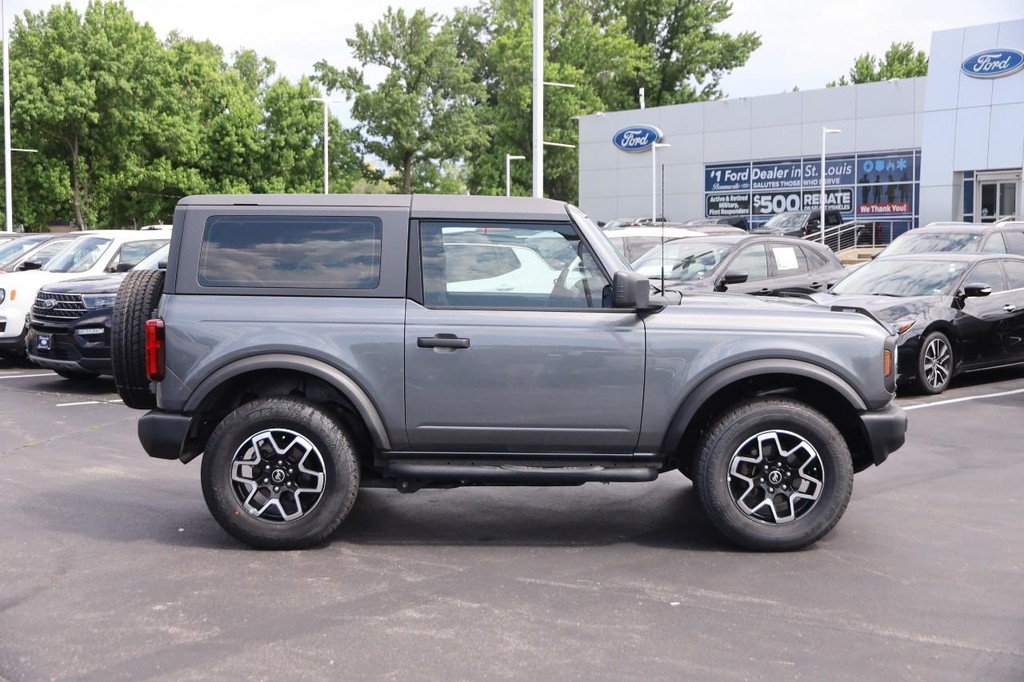 Ford Bronco Vehicle Full-screen Gallery Image 5