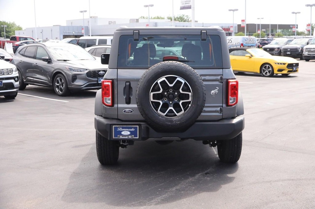 Ford Bronco Vehicle Full-screen Gallery Image 6