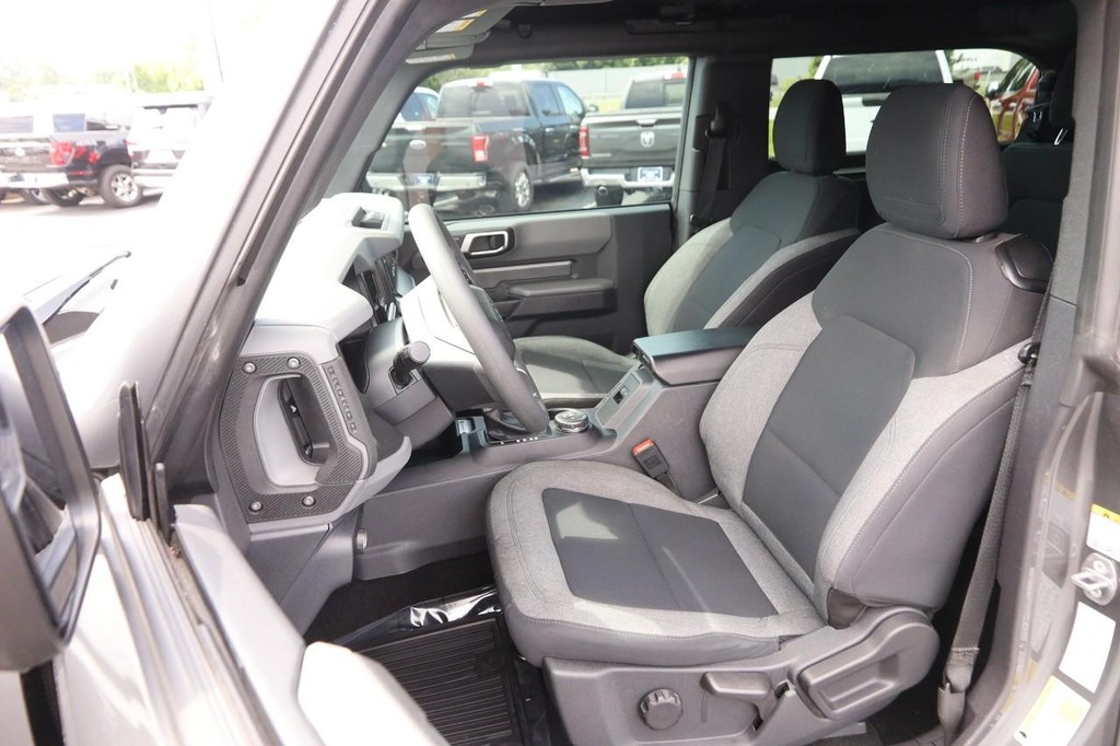 Ford Bronco Vehicle Full-screen Gallery Image 8