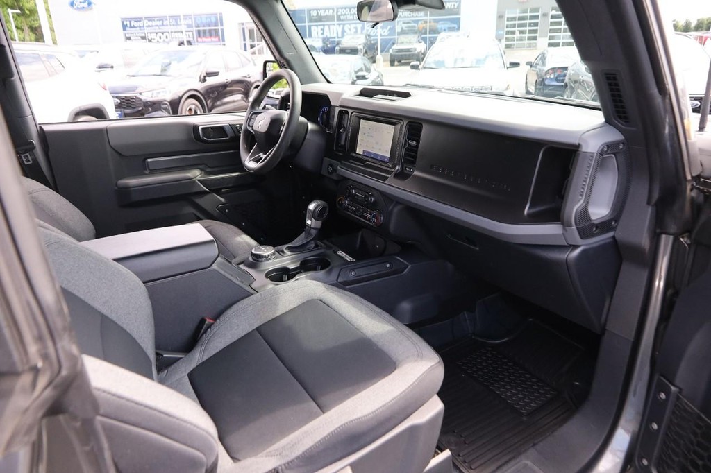 Ford Bronco Vehicle Full-screen Gallery Image 24