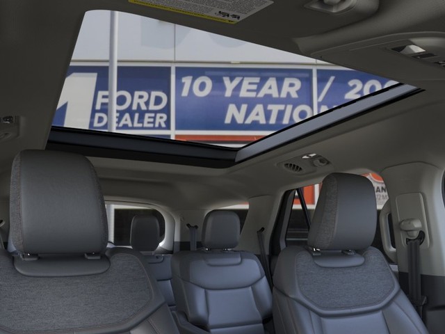 Ford Explorer Vehicle Full-screen Gallery Image 22