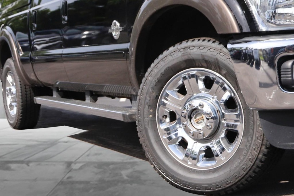 Ford Super Duty F-250 SRW Vehicle Full-screen Gallery Image 3