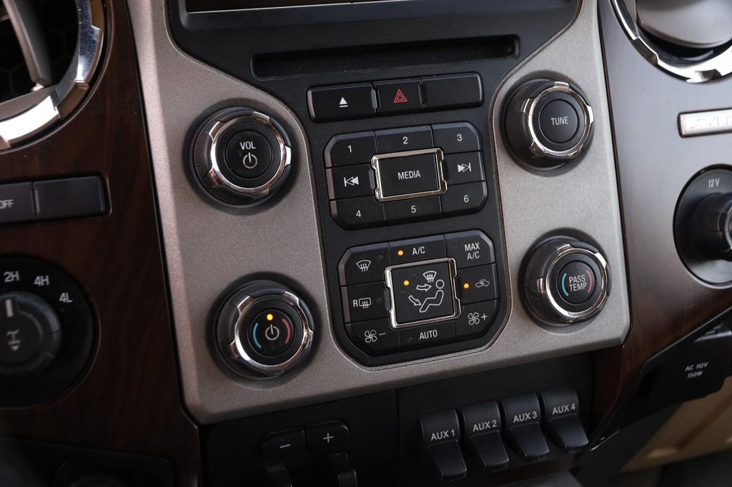 Ford Super Duty F-250 SRW Vehicle Full-screen Gallery Image 18