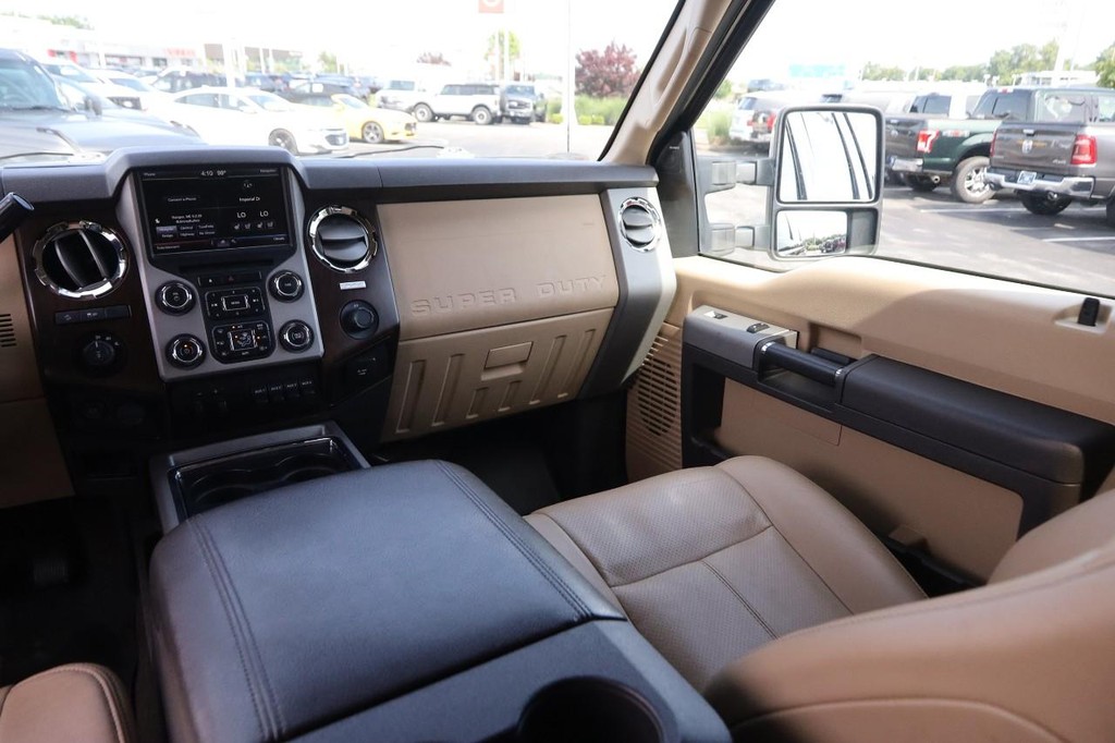 Ford Super Duty F-250 SRW Vehicle Full-screen Gallery Image 24