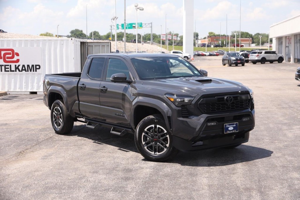 Toyota Tacoma 4WD Vehicle Full-screen Gallery Image 2