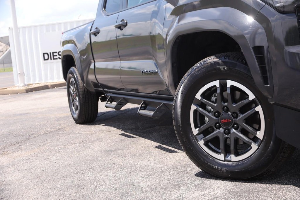 Toyota Tacoma 4WD Vehicle Full-screen Gallery Image 3