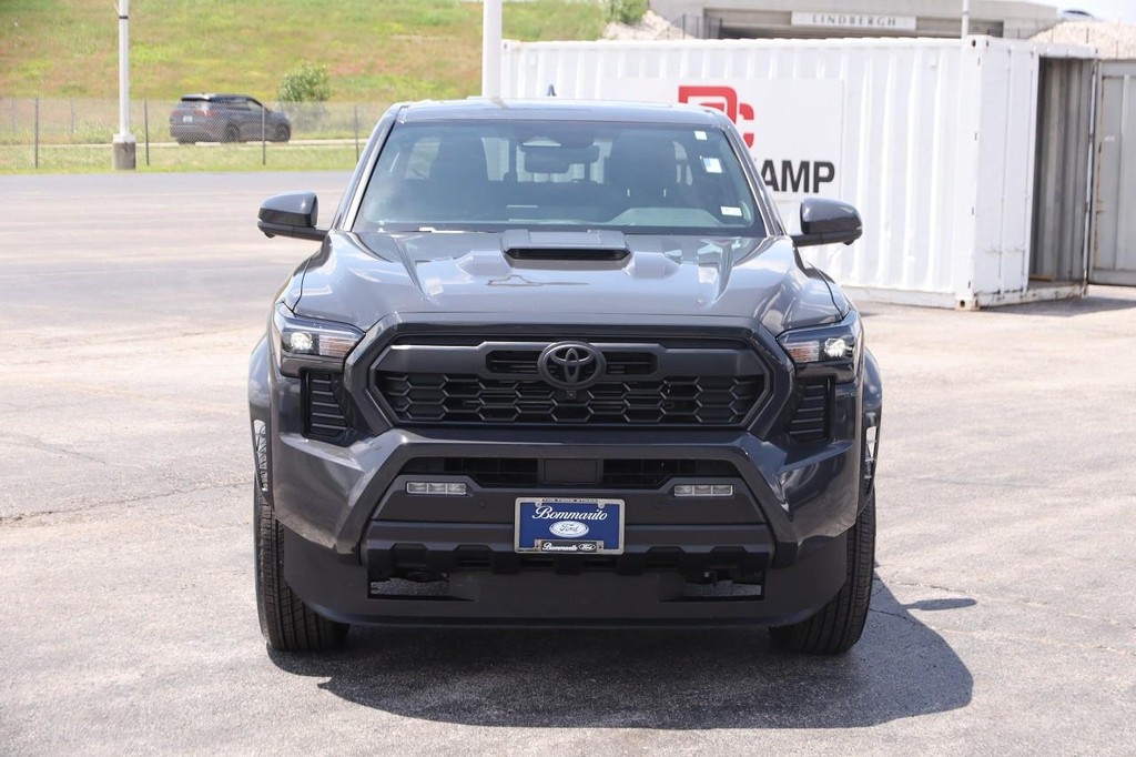 Toyota Tacoma 4WD Vehicle Full-screen Gallery Image 4