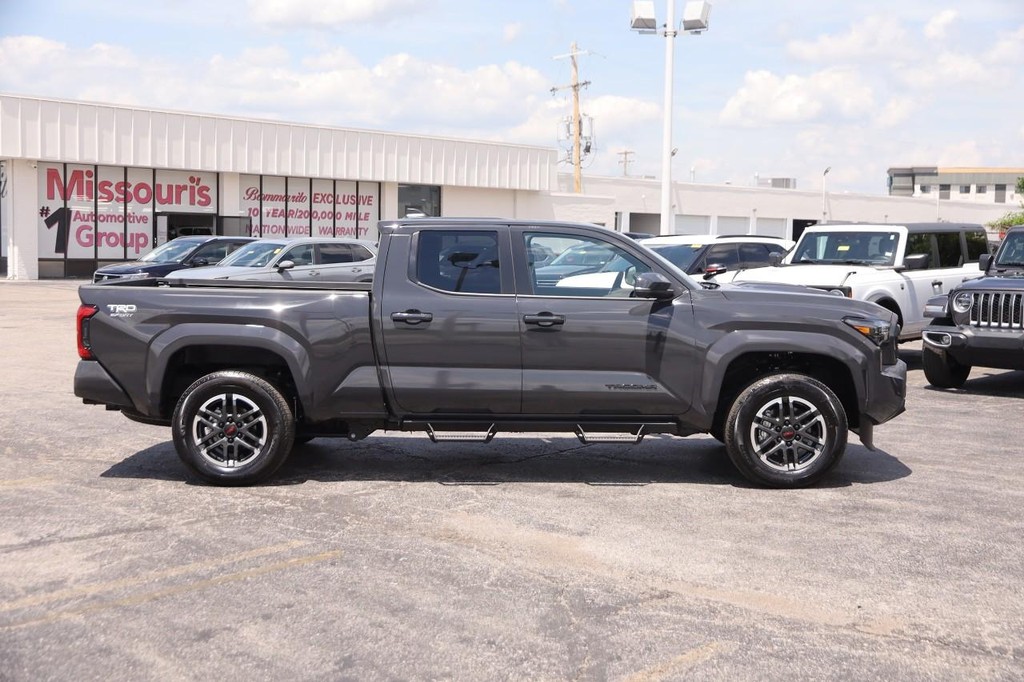 Toyota Tacoma 4WD Vehicle Full-screen Gallery Image 5