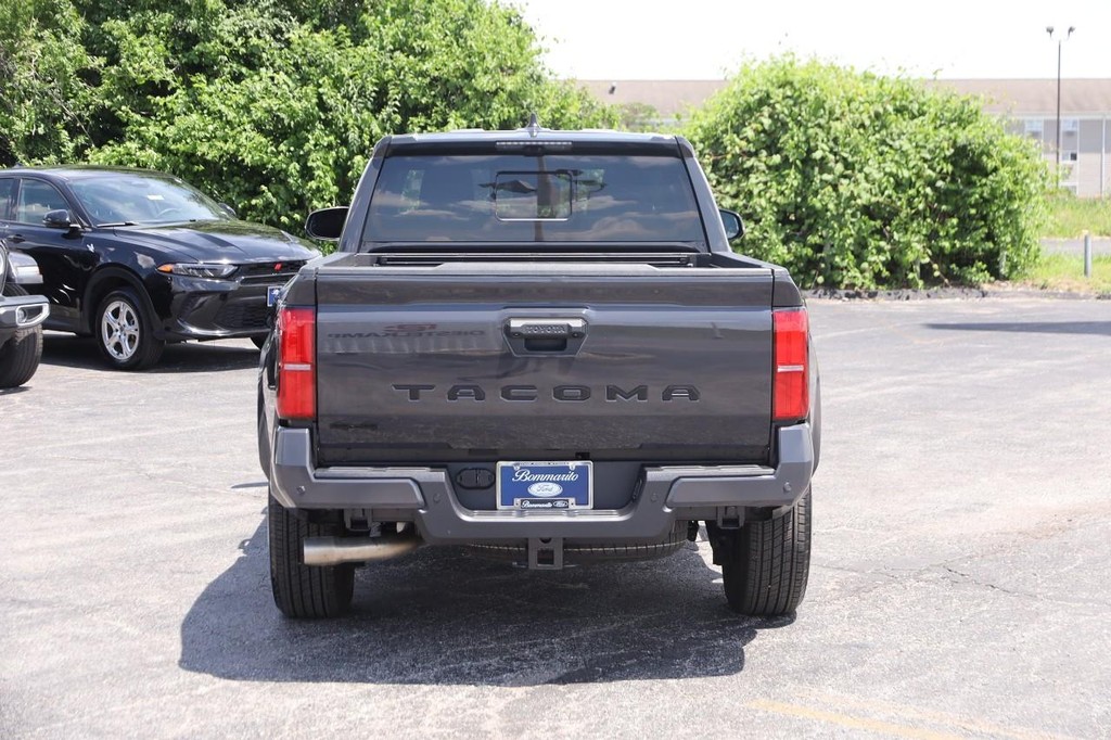 Toyota Tacoma 4WD Vehicle Full-screen Gallery Image 6