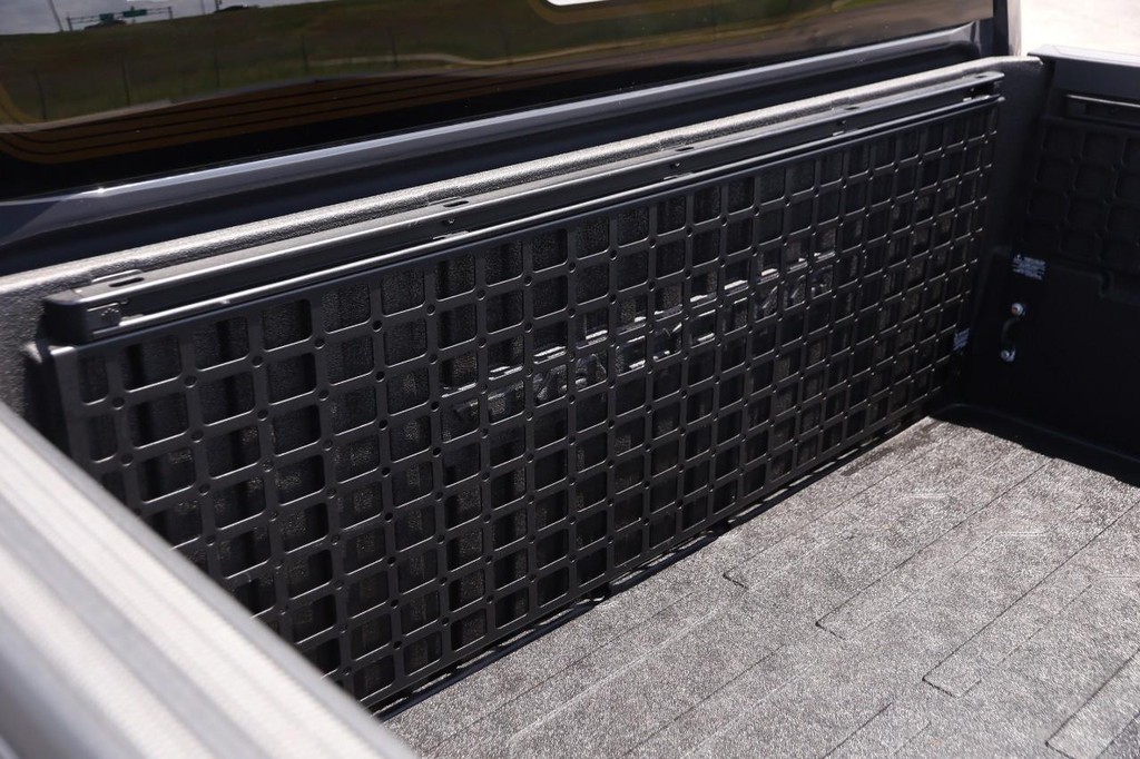Toyota Tacoma 4WD Vehicle Full-screen Gallery Image 8