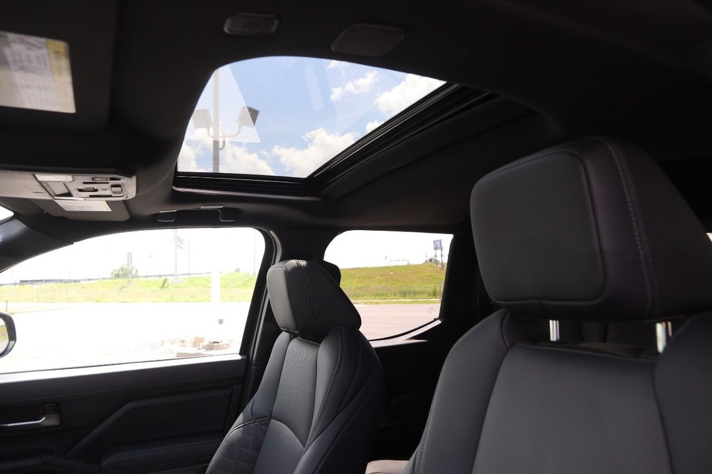 Toyota Tacoma 4WD Vehicle Full-screen Gallery Image 9