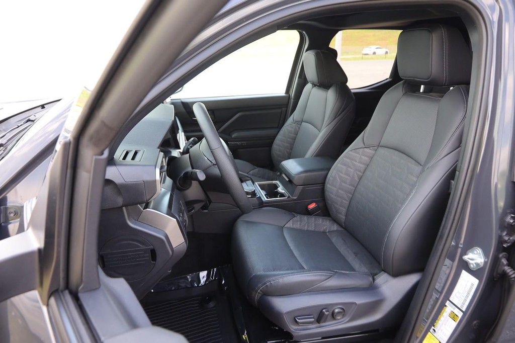 Toyota Tacoma 4WD Vehicle Full-screen Gallery Image 10