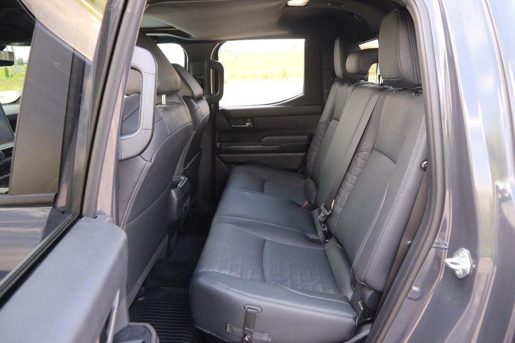 Toyota Tacoma 4WD Vehicle Full-screen Gallery Image 11