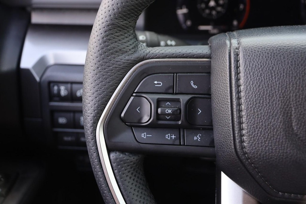 Toyota Tacoma 4WD Vehicle Full-screen Gallery Image 13