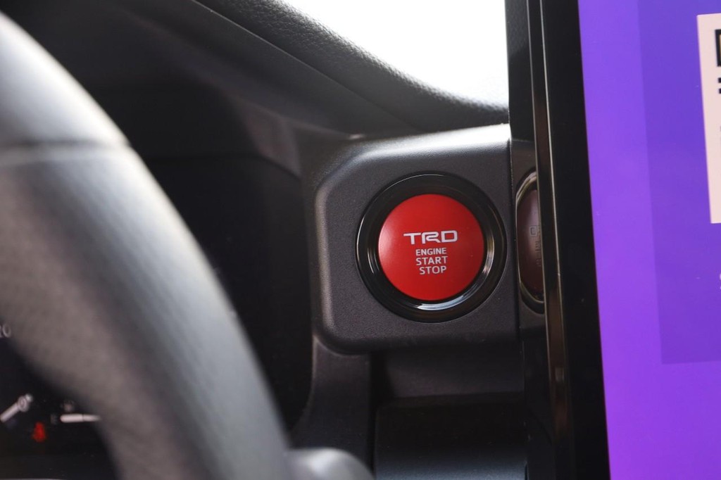 Toyota Tacoma 4WD Vehicle Full-screen Gallery Image 16