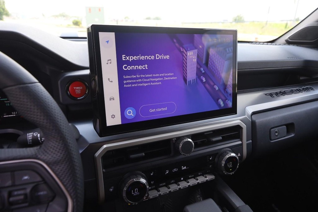 Toyota Tacoma 4WD Vehicle Full-screen Gallery Image 17
