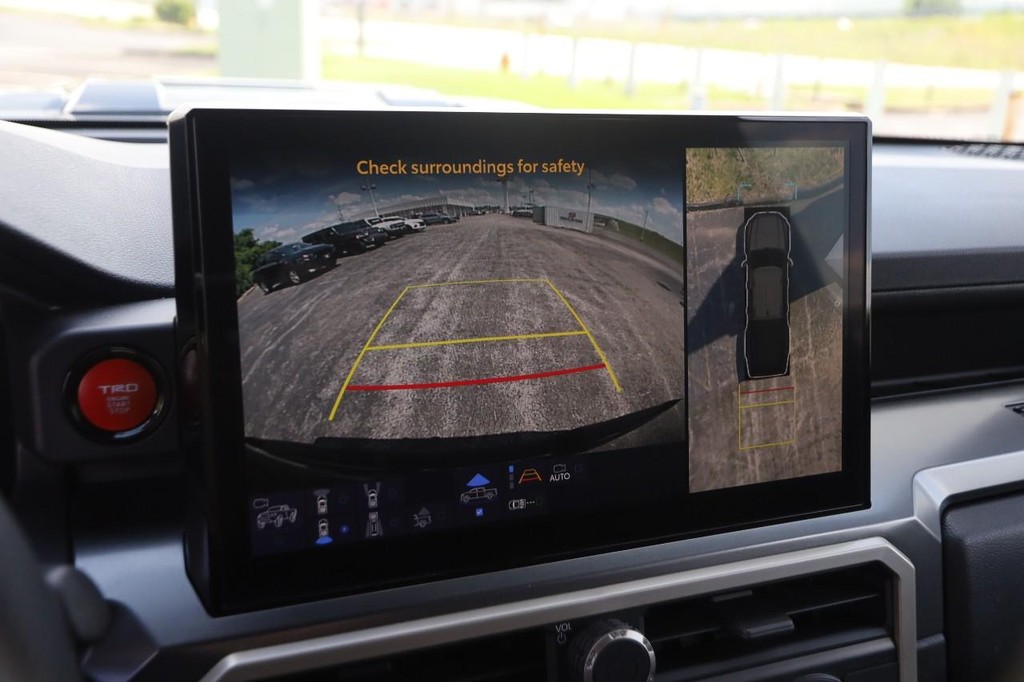 Toyota Tacoma 4WD Vehicle Full-screen Gallery Image 19