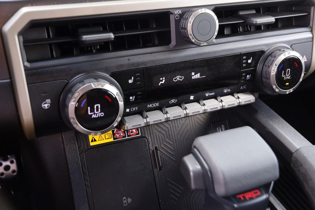 Toyota Tacoma 4WD Vehicle Full-screen Gallery Image 20
