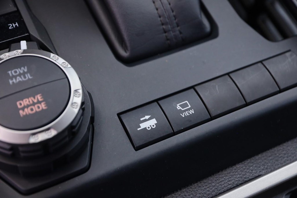 Toyota Tacoma 4WD Vehicle Full-screen Gallery Image 23