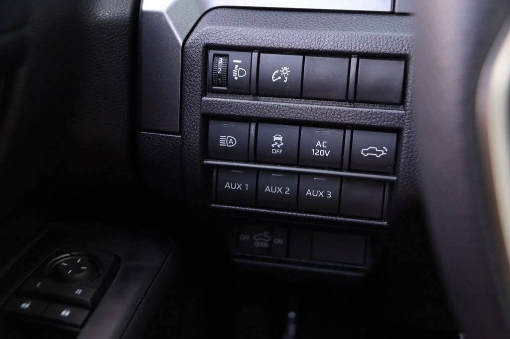 Toyota Tacoma 4WD Vehicle Full-screen Gallery Image 24