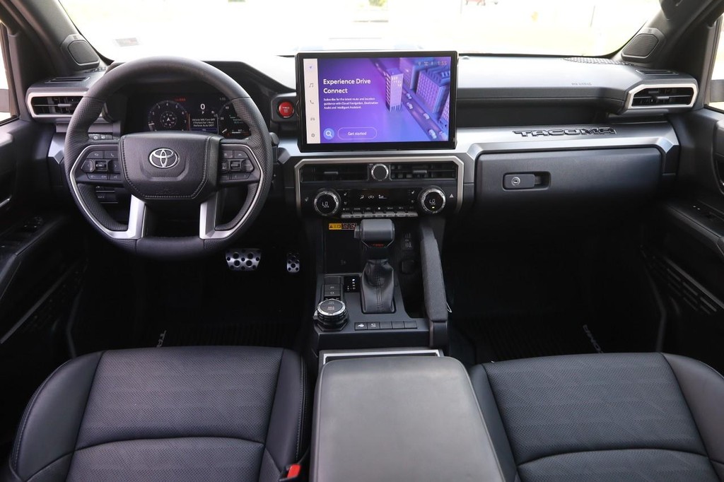 Toyota Tacoma 4WD Vehicle Full-screen Gallery Image 25