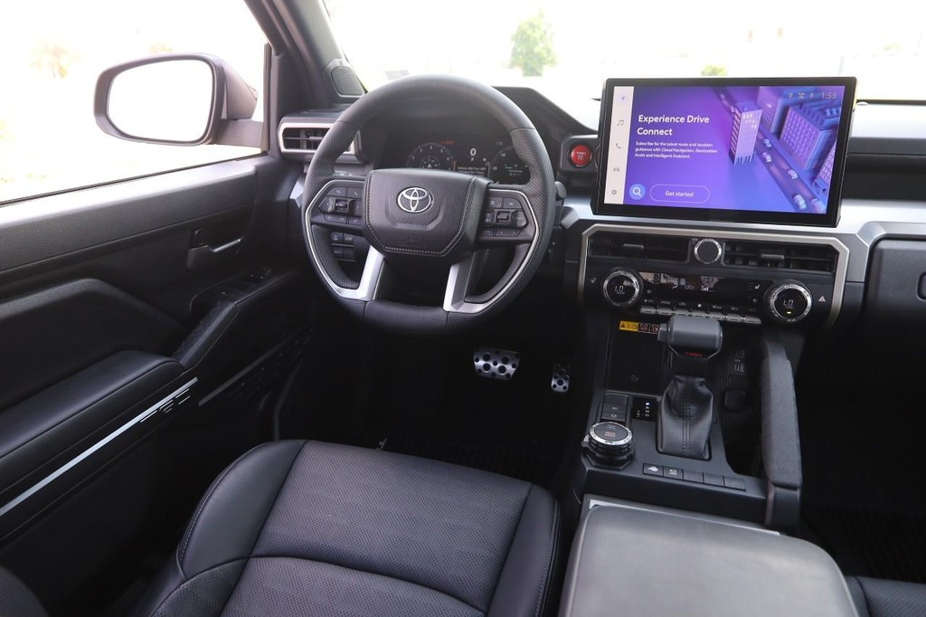 Toyota Tacoma 4WD Vehicle Full-screen Gallery Image 26