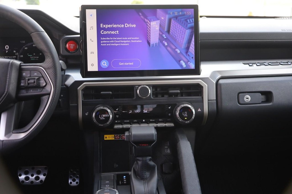 Toyota Tacoma 4WD Vehicle Full-screen Gallery Image 28