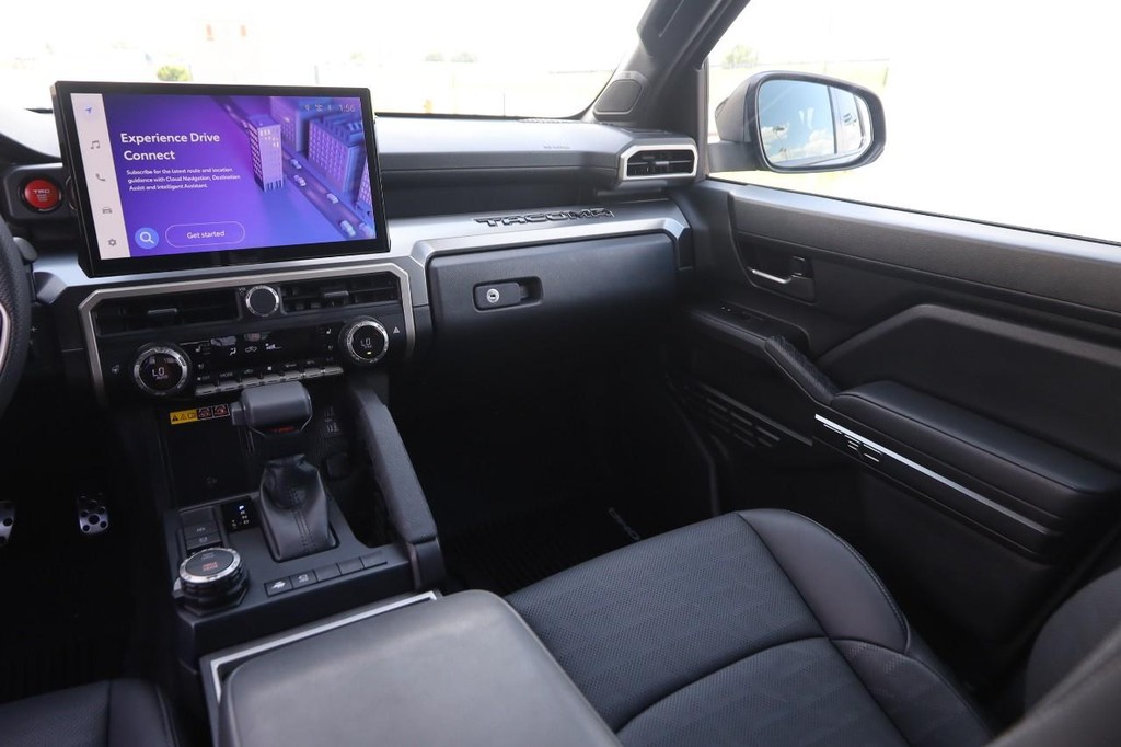 Toyota Tacoma 4WD Vehicle Full-screen Gallery Image 29