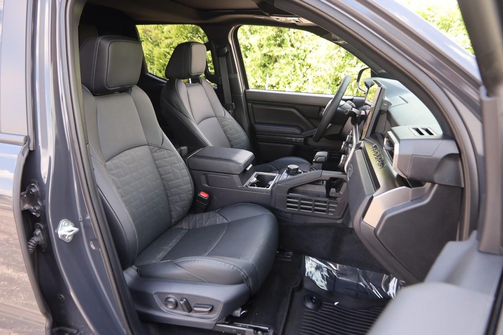 Toyota Tacoma 4WD Vehicle Full-screen Gallery Image 30