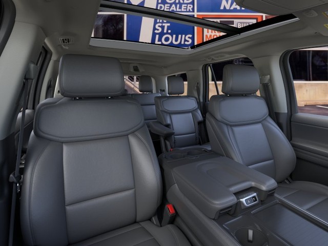 Ford Expedition Vehicle Full-screen Gallery Image 10