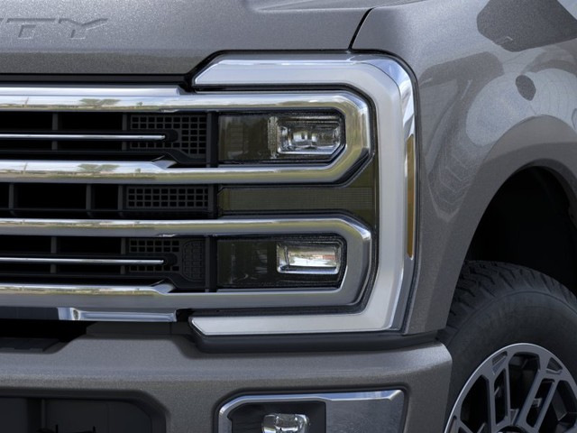 Ford Super Duty F-250 SRW Vehicle Full-screen Gallery Image 18