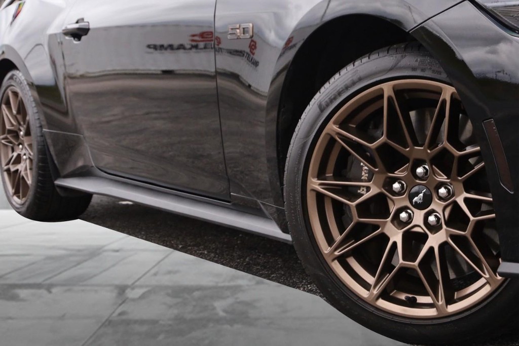 Ford Mustang Vehicle Full-screen Gallery Image 3