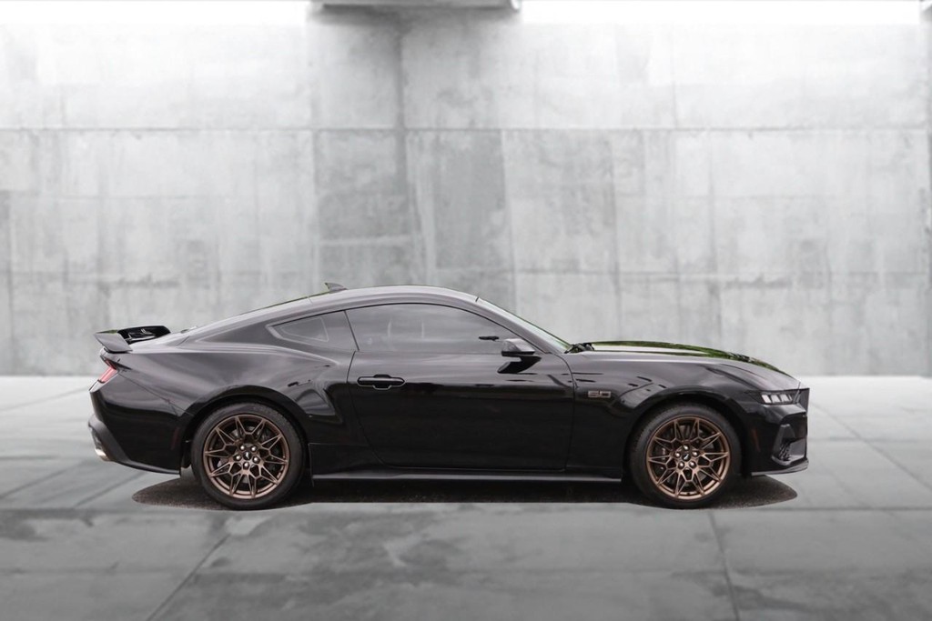 Ford Mustang Vehicle Full-screen Gallery Image 5