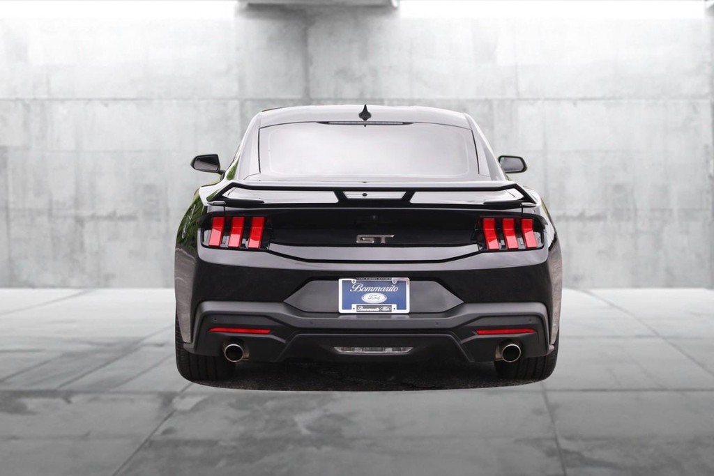 Ford Mustang Vehicle Full-screen Gallery Image 6