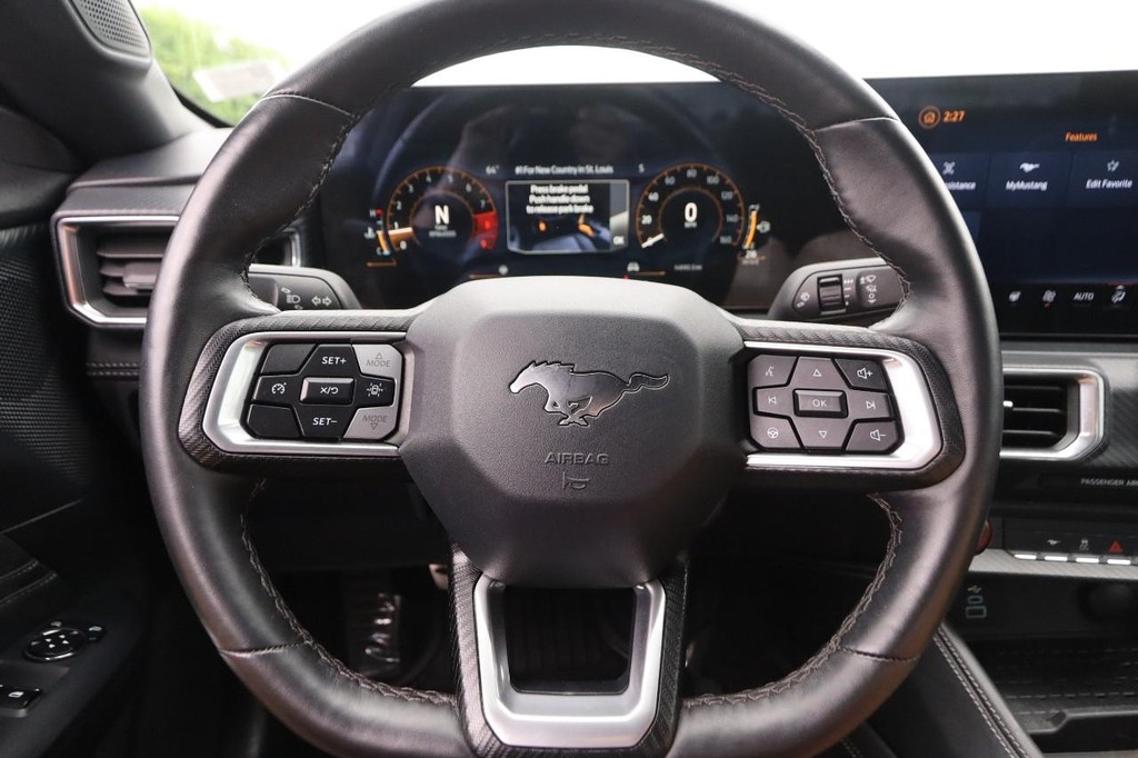 Ford Mustang Vehicle Full-screen Gallery Image 10