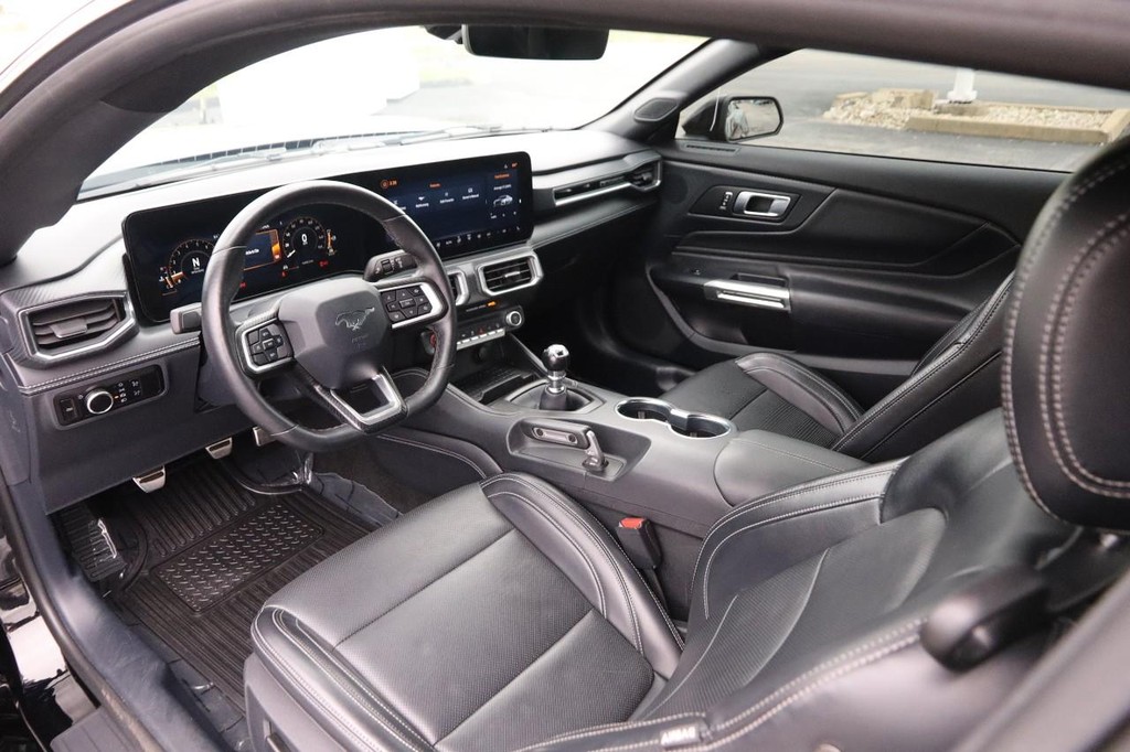 Ford Mustang Vehicle Full-screen Gallery Image 21