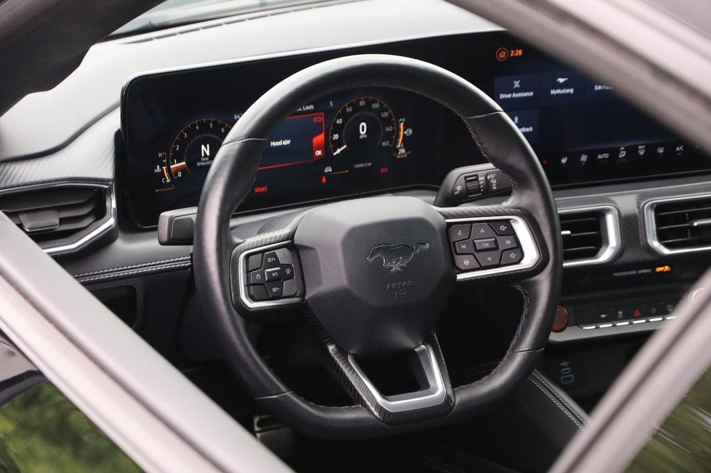 Ford Mustang Vehicle Full-screen Gallery Image 22