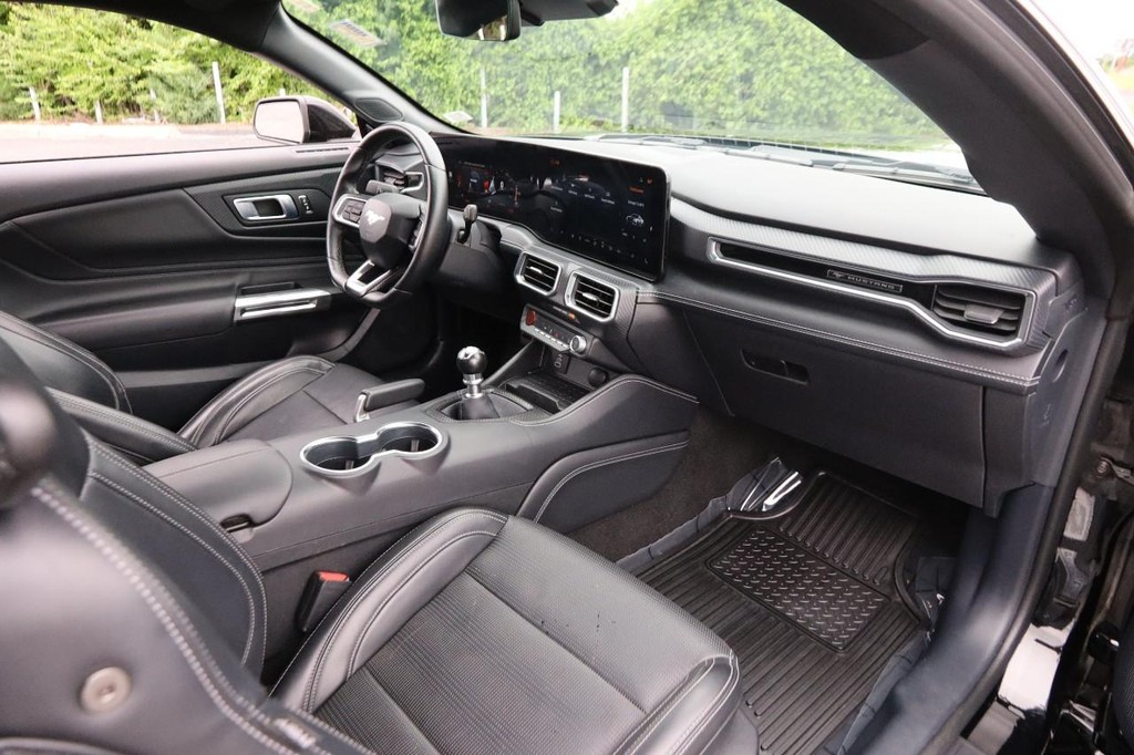 Ford Mustang Vehicle Full-screen Gallery Image 23