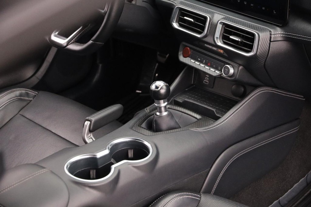 Ford Mustang Vehicle Full-screen Gallery Image 24