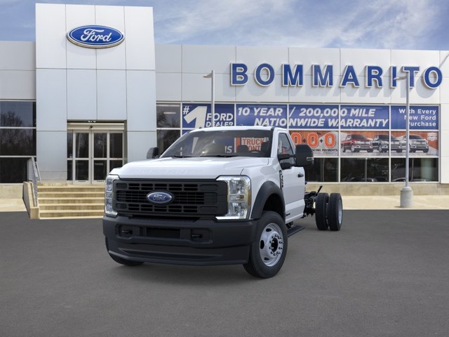Ford Super Duty F-550 DRW Vehicle Full-screen Gallery Image 2