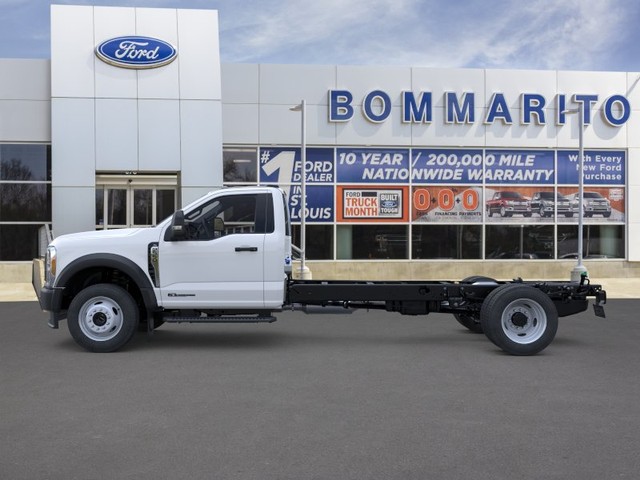 Ford Super Duty F-550 DRW Vehicle Full-screen Gallery Image 3
