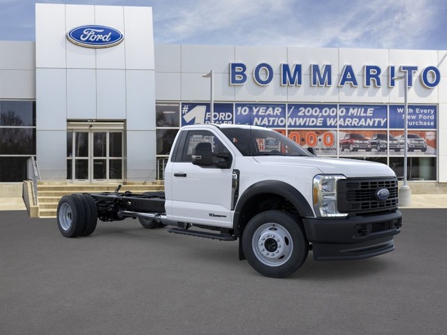 Ford Super Duty F-550 DRW Vehicle Full-screen Gallery Image 7